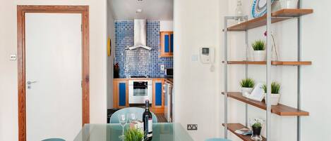 Apartment, 2 Schlafzimmer | Essbereich im Zimmer