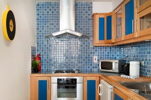 Huoneisto, 2 makuuhuonetta | Yksityinen keittiö | Täysikokoinen jääkaappi, mikroaaltouuni, uuni, liesi