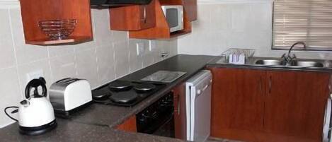 Maison Confort, 3 chambres | Cuisine privée | Grand réfrigérateur, micro-ondes, four, plaque de cuisson