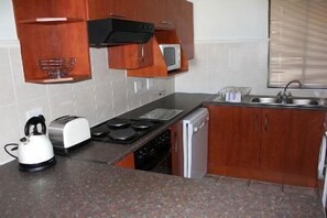 Refrigerador con freezer, microondas, horno, placa de cocina