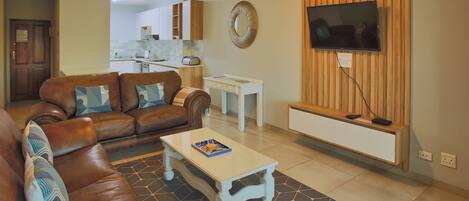 Comfort-Apartment, 2 Schlafzimmer | Wohnbereich | Fernseher