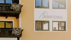 A building with a sign reading "DIE BERGQUELLE" and multiple windows. - B&B Hotel Die Bergquelle (Flachau)
