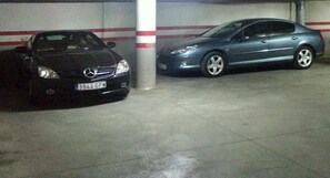 Parkeerplaatsen op het terrein