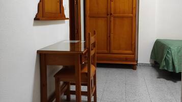 デスク、WiFi (無料)、アラーム付き時計