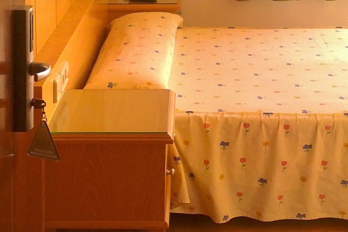 Tweepersoonskamer, 1 tweepersoonsbed | Een bureau, gratis wifi, een wekker
