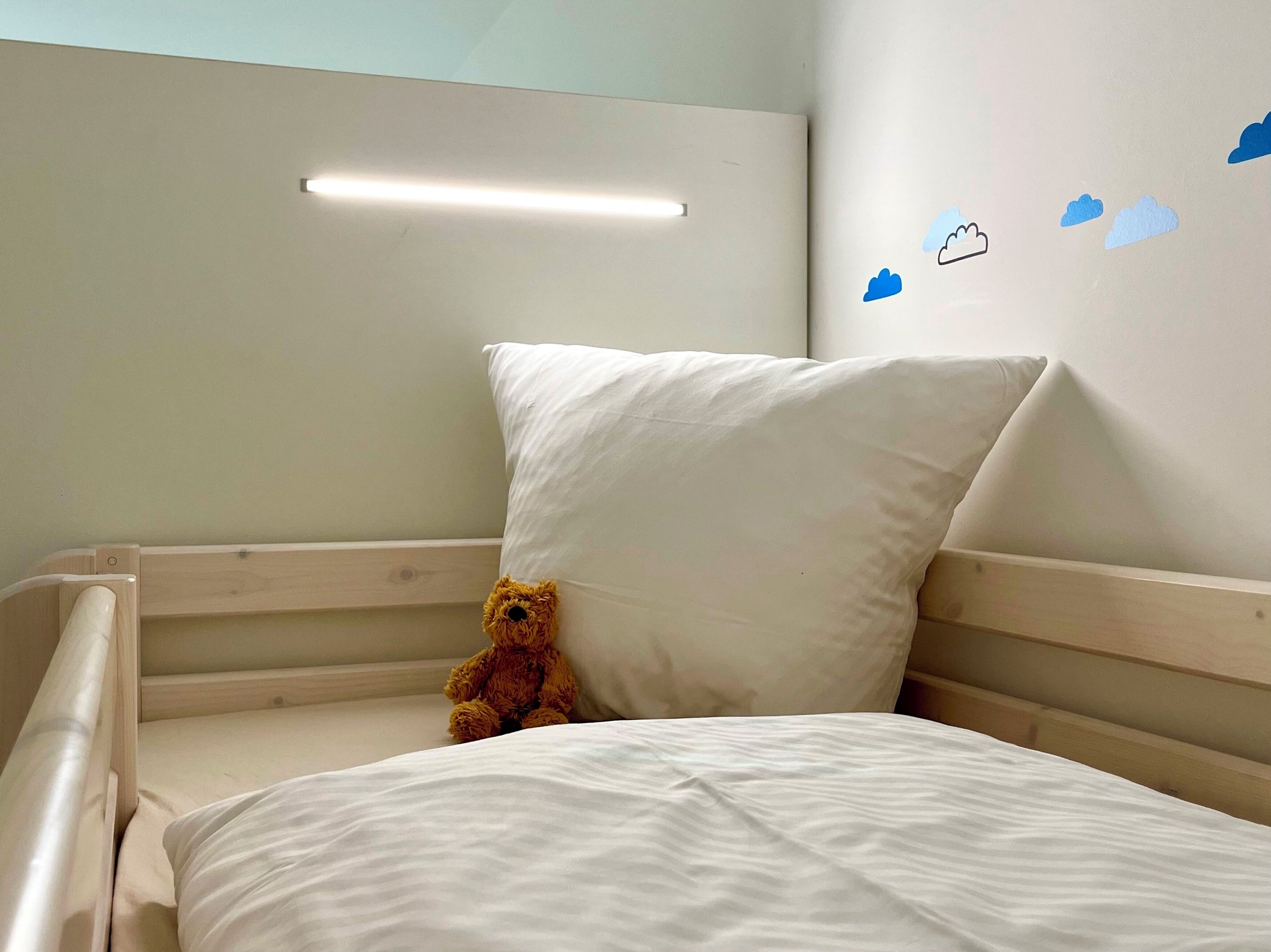 Familjelägenhet | Sängtillbehör av högsta kvalitet och värdeförvaringsskåp på rummet