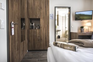 Ropa de cama de alta calidad y caja de seguridad en la habitación 