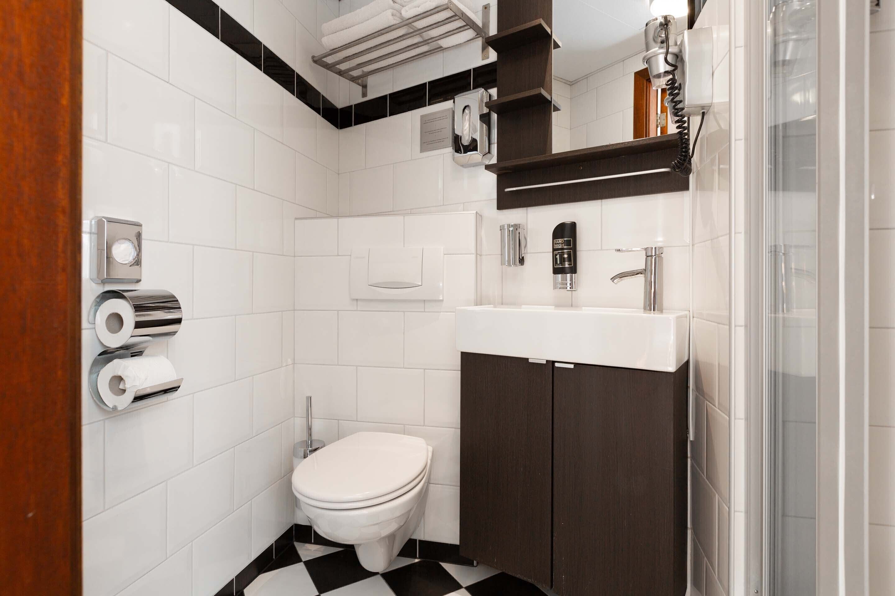 standard twin room, beach view | bathroom | shower, towels