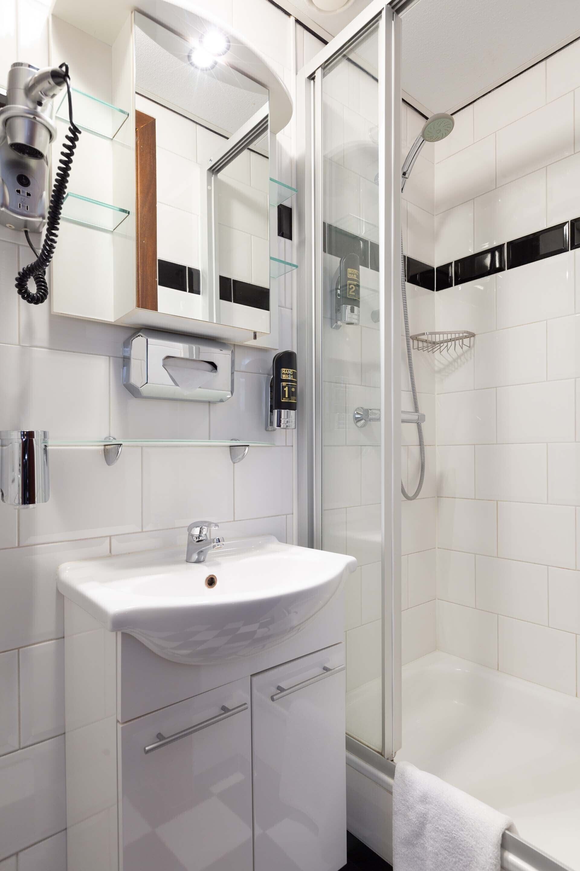 single room | bathroom | shower, towels