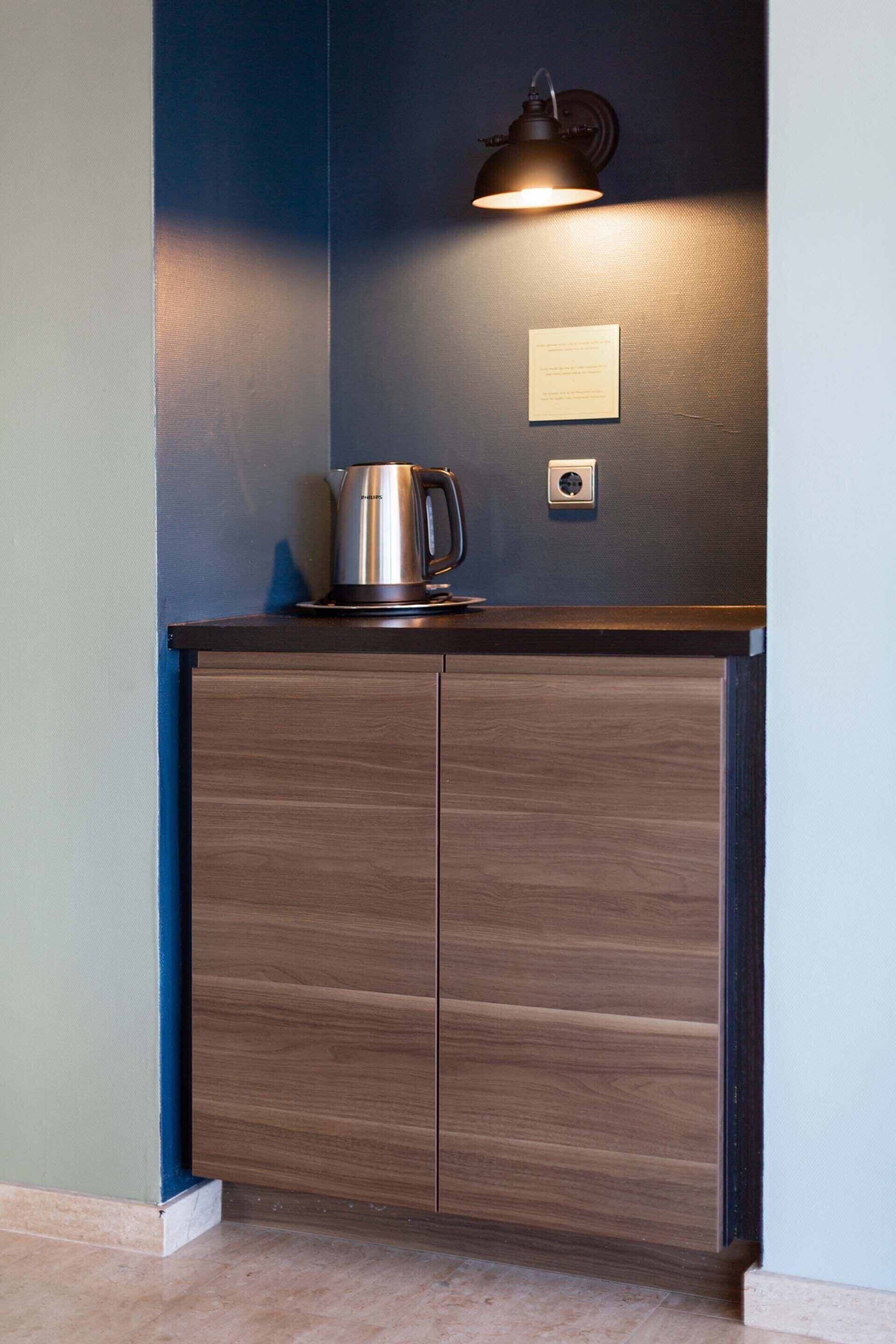 family room | 1 bedroom, desk, free wifi, bed sheets