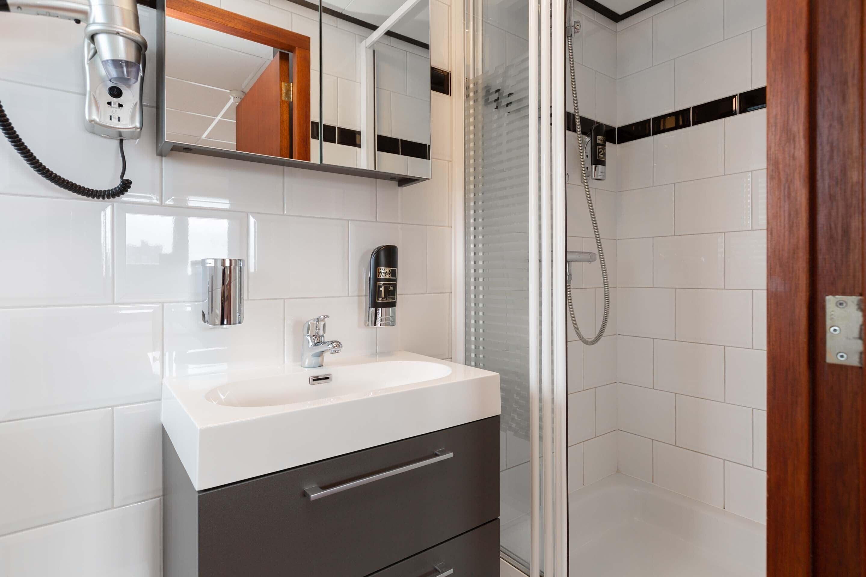 standard twin room | bathroom | shower, towels