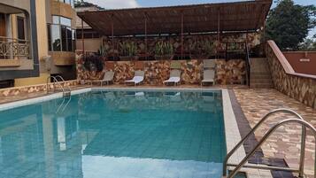 Utendørsbasseng og solsenger