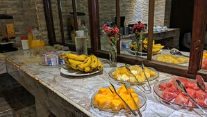 Un buffet proposant une variété de fruits et de boissons.