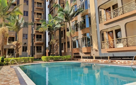 Una piscina al aire libre, sillones reclinables de piscina. Prestige Hotel Suites Kampala