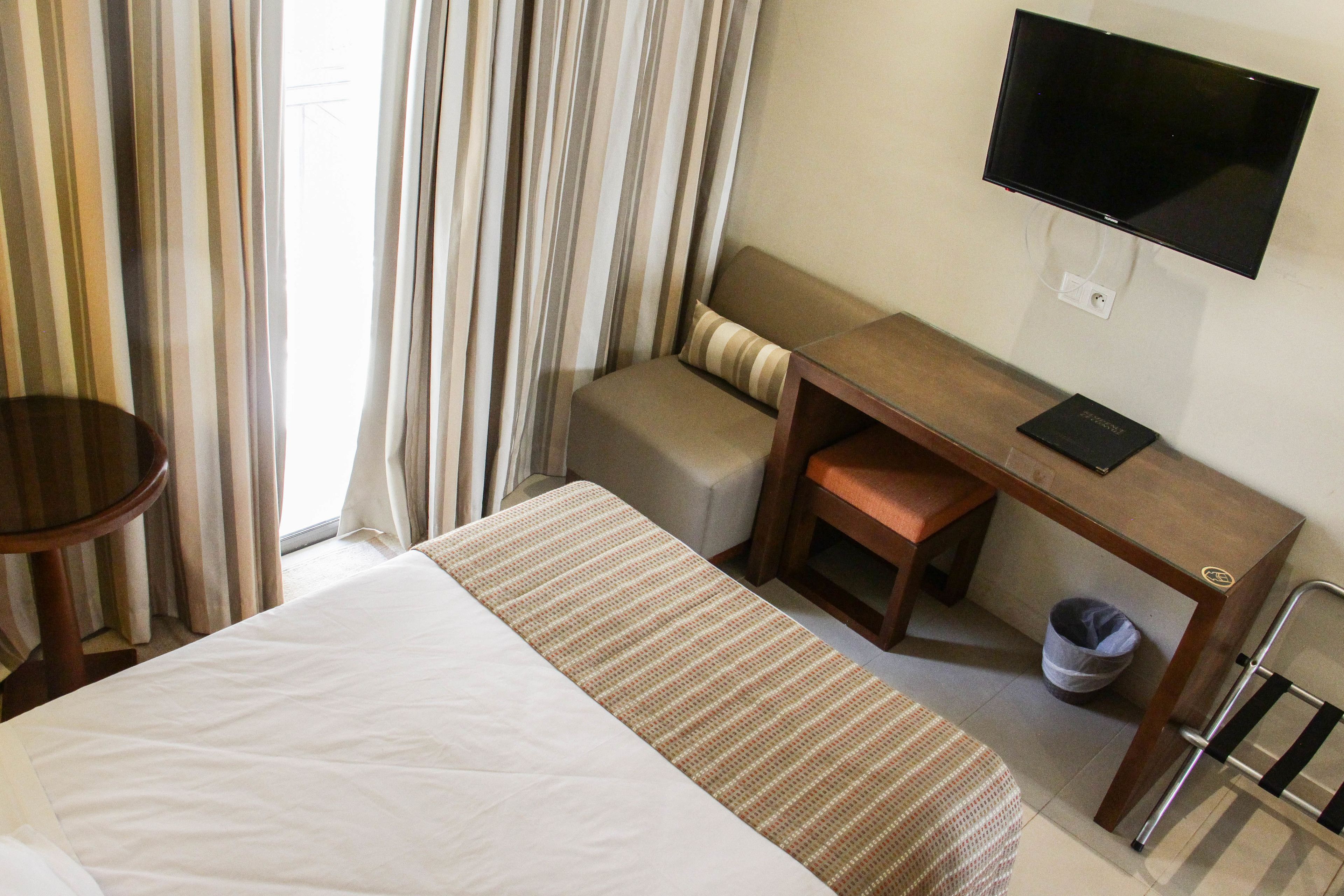 single room | in-room safe, desk, blackout curtains, soundproofing