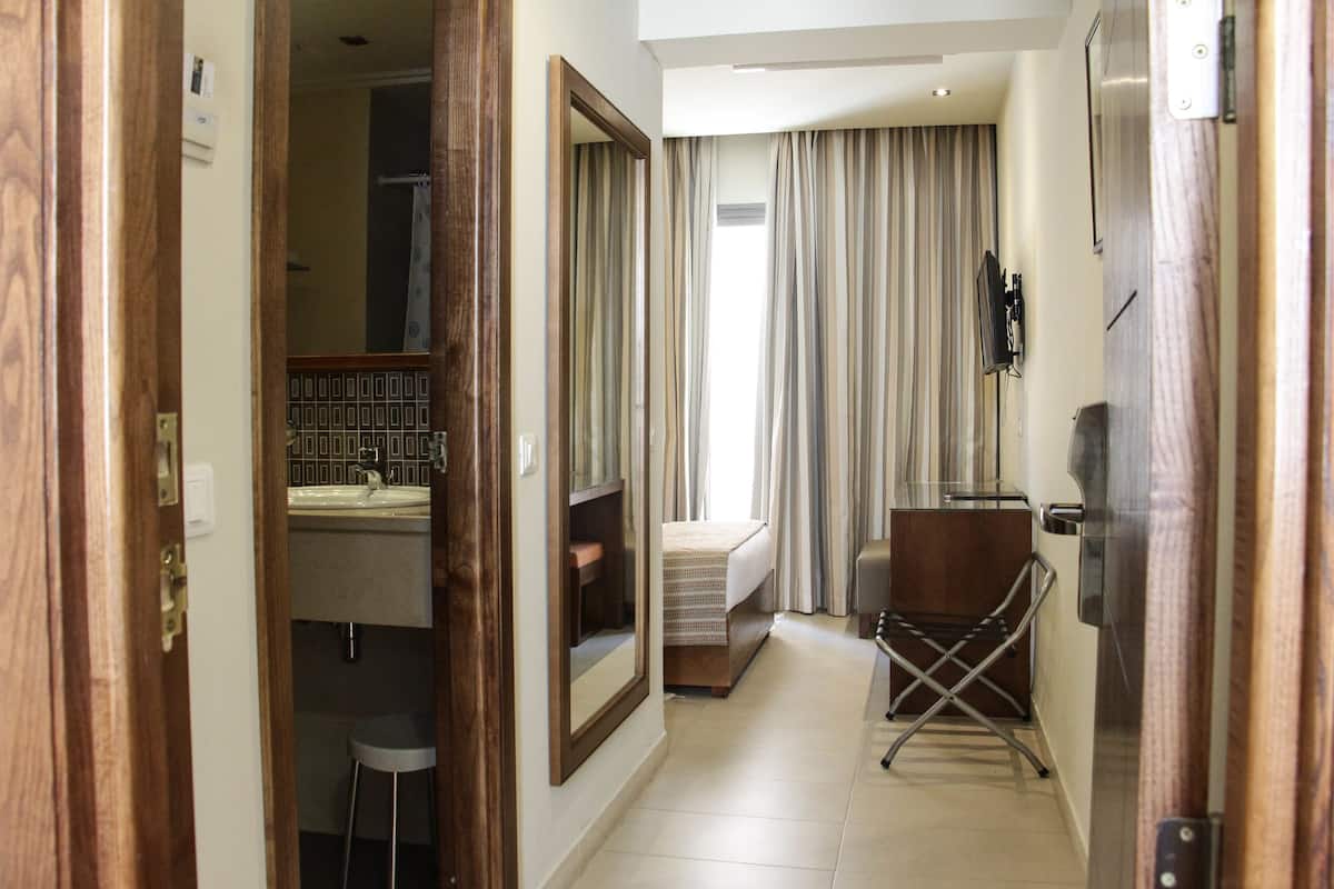 Single Room | In-room safe, desk, blackout drapes, soundproofing