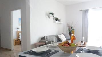 Apartamento família | Cofres nos quartos, Wi-Fi de cortesia, roupa de cama