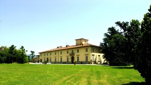 A large, historic building with a symmetrical facade, multiple windows, and a central entrance. - Villa Senni (Scarperia e San Piero)
