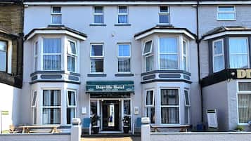 Fachada de la propiedad