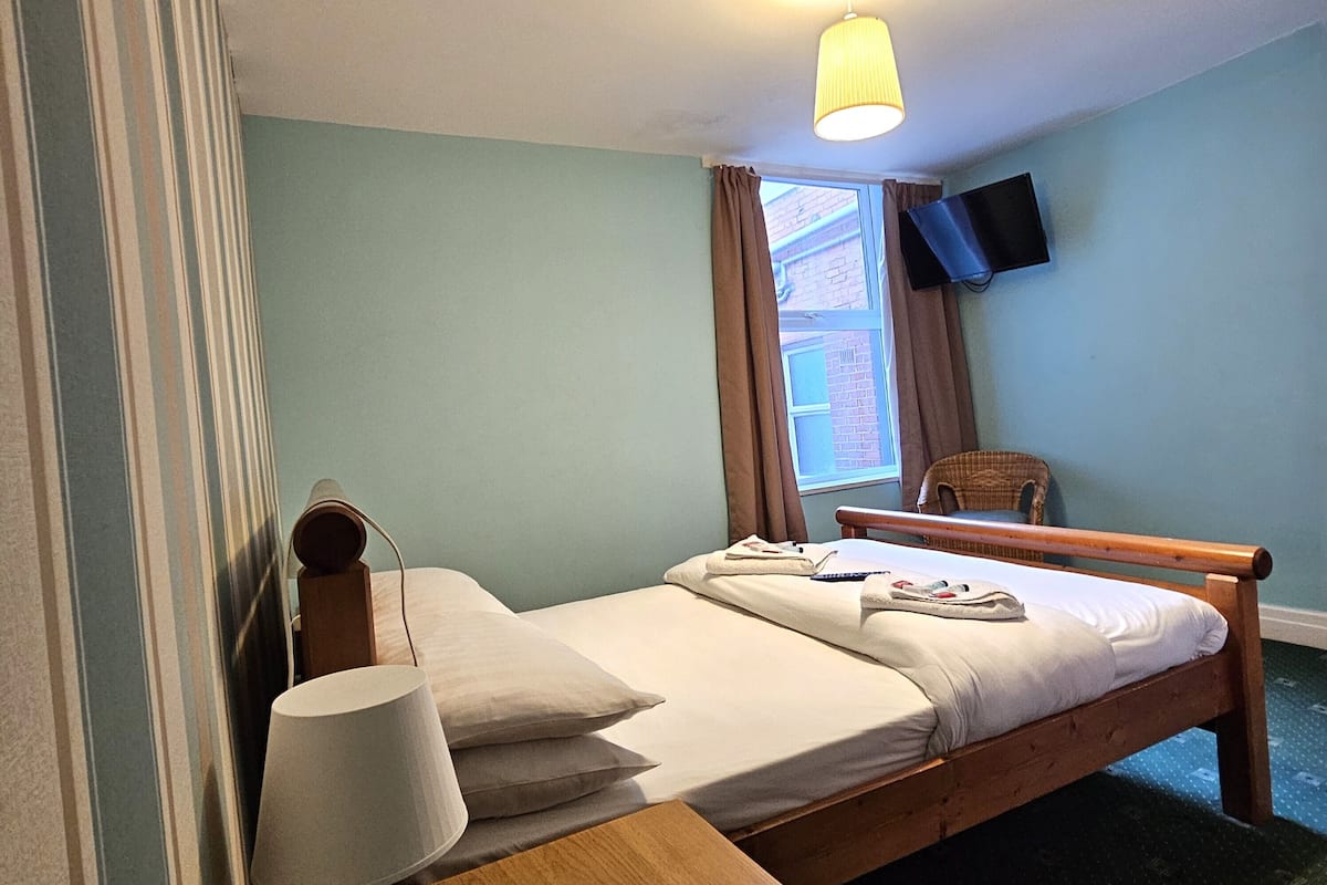 double room | blackout curtains, free wifi