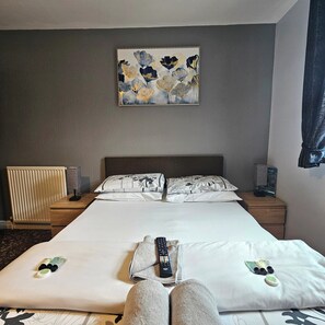 Habitación doble | Baño | Regadera, secadora de cabello, toallas 