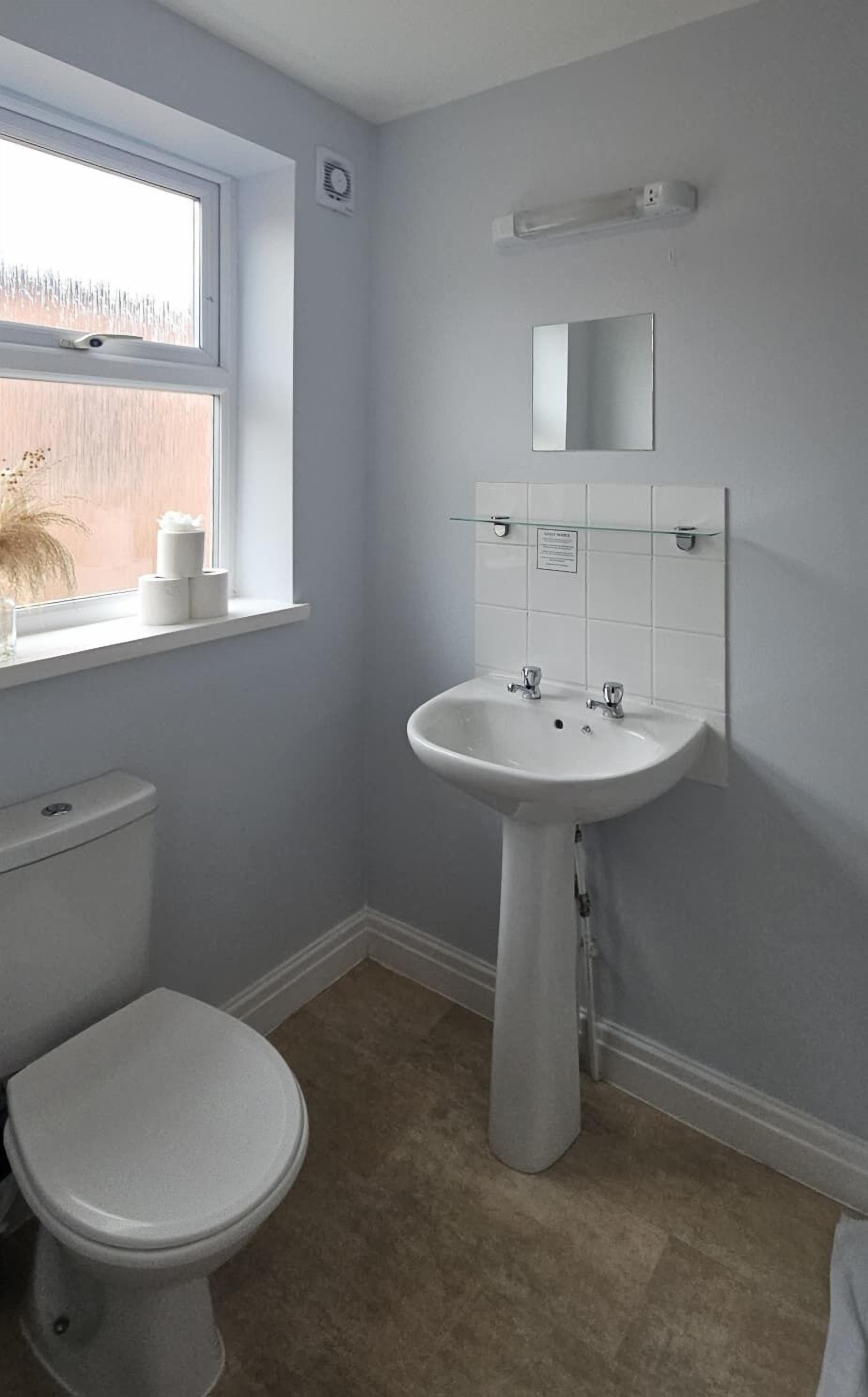 Single Room | Bathroom | Shower, hair dryer, towels