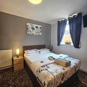 Habitación triple | Cortinas blackout y wifi gratis 