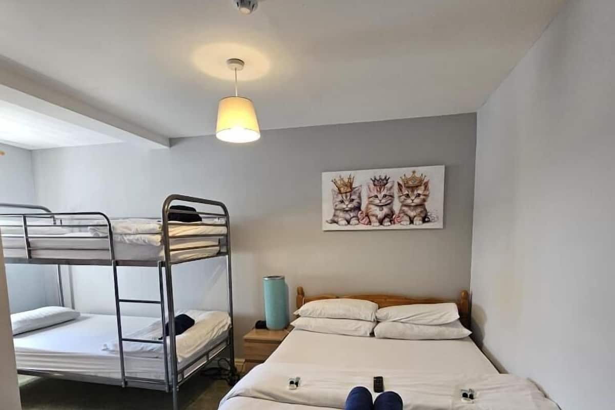 Quarto quádruplo família | Cortinas blackout, Wi-Fi de cortesia