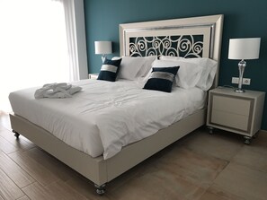 Premium bedding, down duvets, minibar, in-room safe - Casa Boquera Resort & Winery (Yecla)