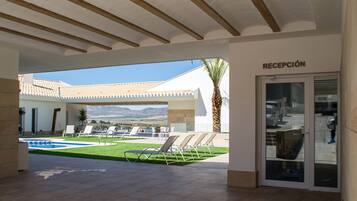 Een seizoensgebonden buitenzwembad en parasols bij het zwembad