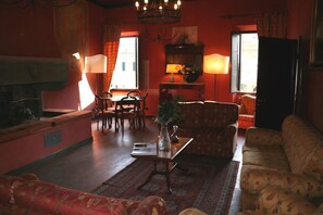 Villa, plusieurs chambres | Salle de séjour | Télévision à écran plat