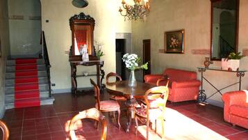 Villa, camere multiple | Soggiorno | TV a schermo piatto