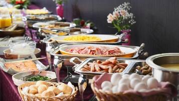 Een buffet met diverse gerechten, waaronder vleeswaren, kazen en eieren.