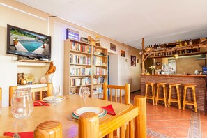 Petit déjeuner buffet (7.50 EUR par personne)
