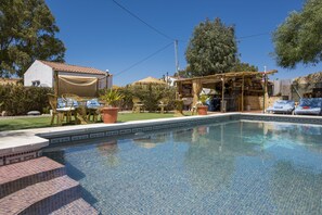 Piscine extérieure, parasols de plage, chaises longues