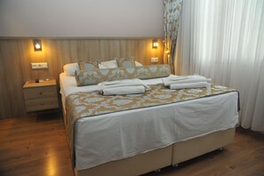 Desk, free WiFi, bed sheets - Serra Boutique Hotel (Istanbul)