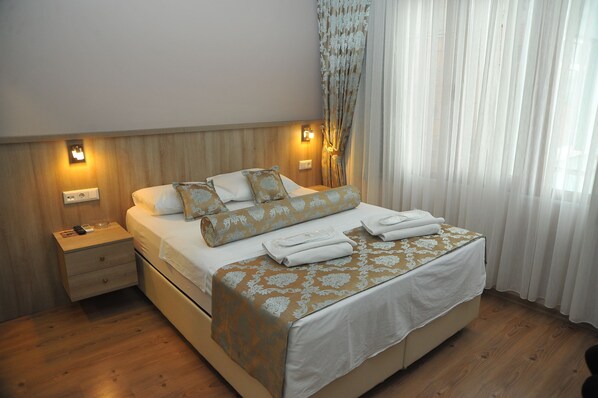 Habitación doble estándar, vista parcial al mar | Escritorio, wifi gratis y ropa de cama 