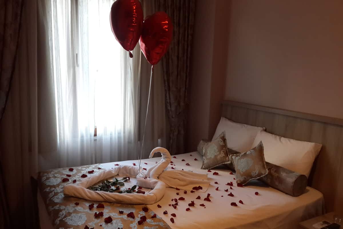 Standard Double Room, Partial Sea View | Desk, free WiFi, bed sheets