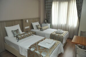 Habitación estándar con 2 camas individuales | Escritorio, wifi gratis y ropa de cama 