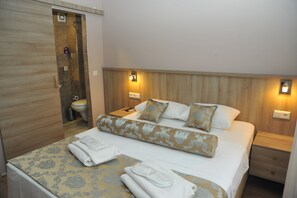 Habitación doble estándar, vista parcial al mar | Área de sala de estar | Televisión LCD 