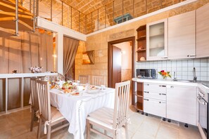 Suite Superior | Private kitchen | Full-size fridge, coffee/tea maker, highchair, freezer - Dimora Soleda (Ugento)
