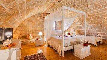 Suite Superior | Egyptian cotton sheets, premium bedding, memory foam beds, minibar