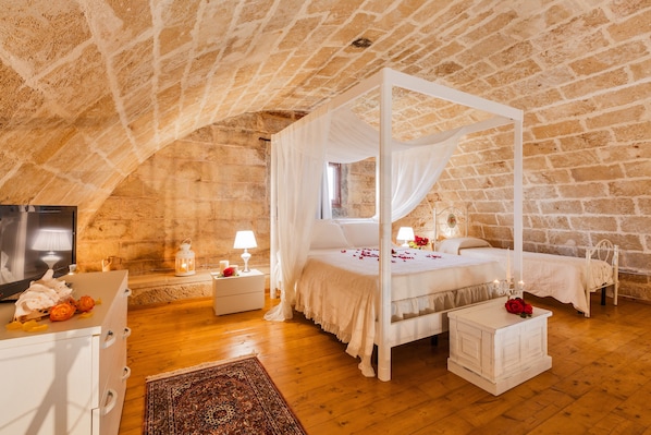 Suite Superior | Egyptian cotton sheets, premium bedding, memory foam beds, minibar