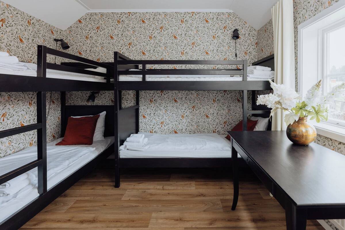 Basic Cottage | Blackout curtains, free WiFi, individually decorated