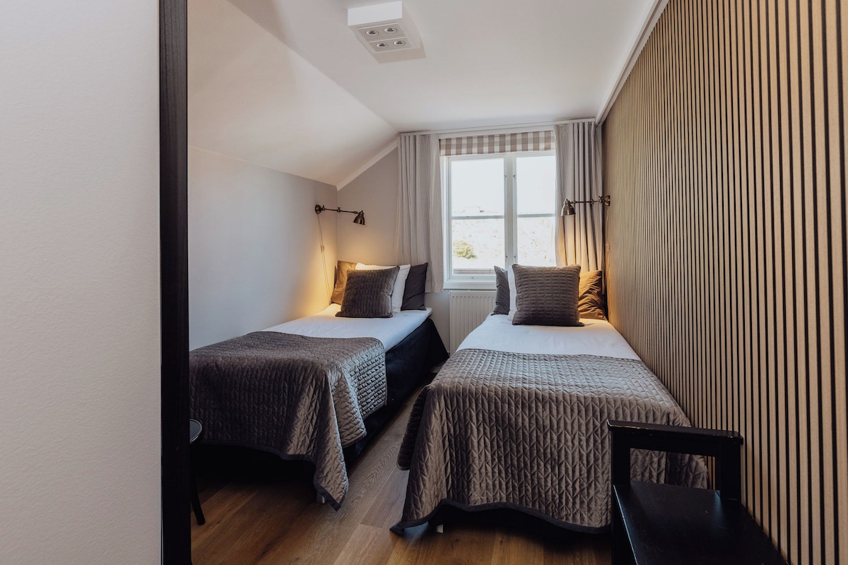 Standardzimmer, 2 Einzelbetten | Verdunkelungsvorhänge, kostenloses WLAN, individuell dekoriert