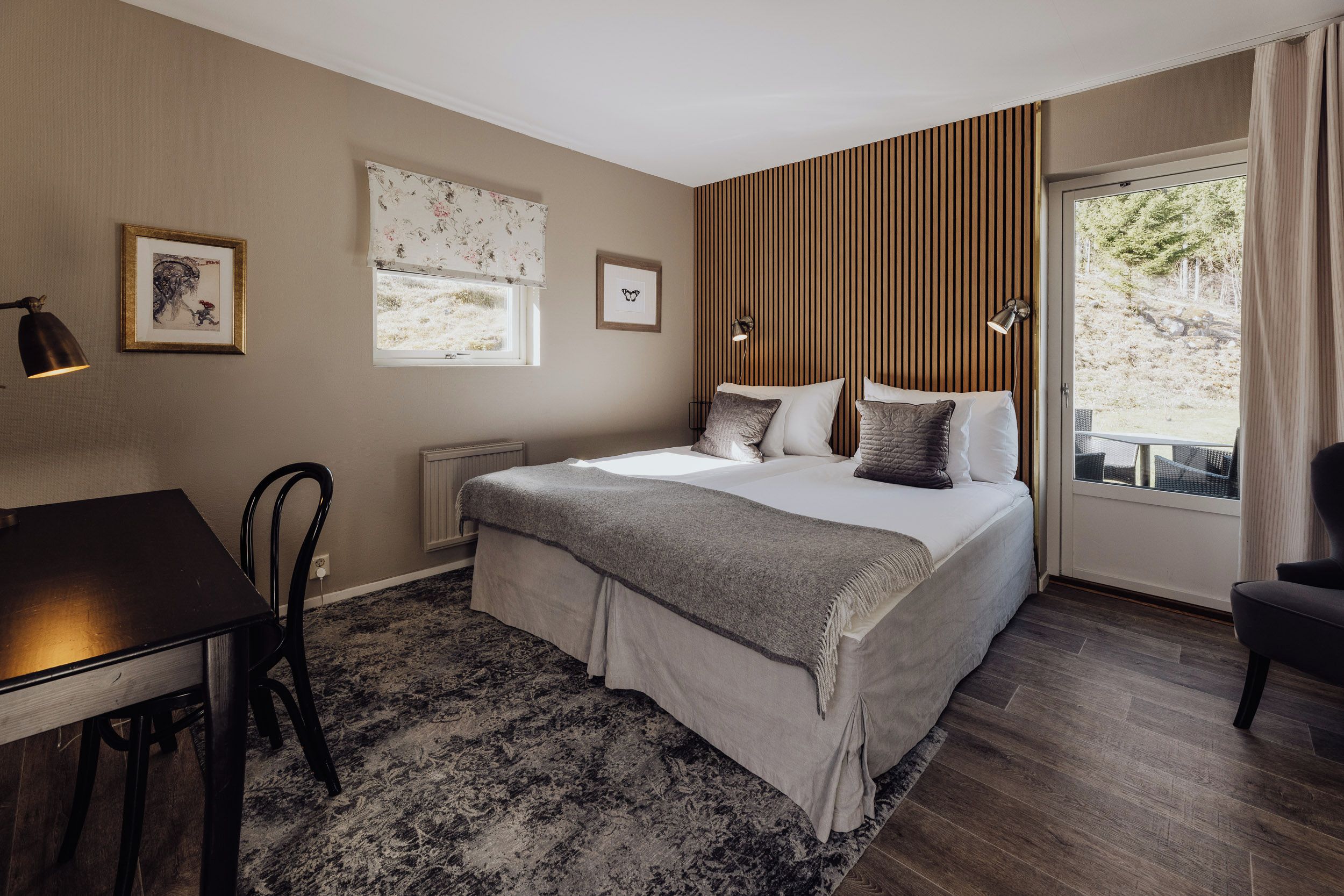 Un dormitorio con cama, escritorio y silla.