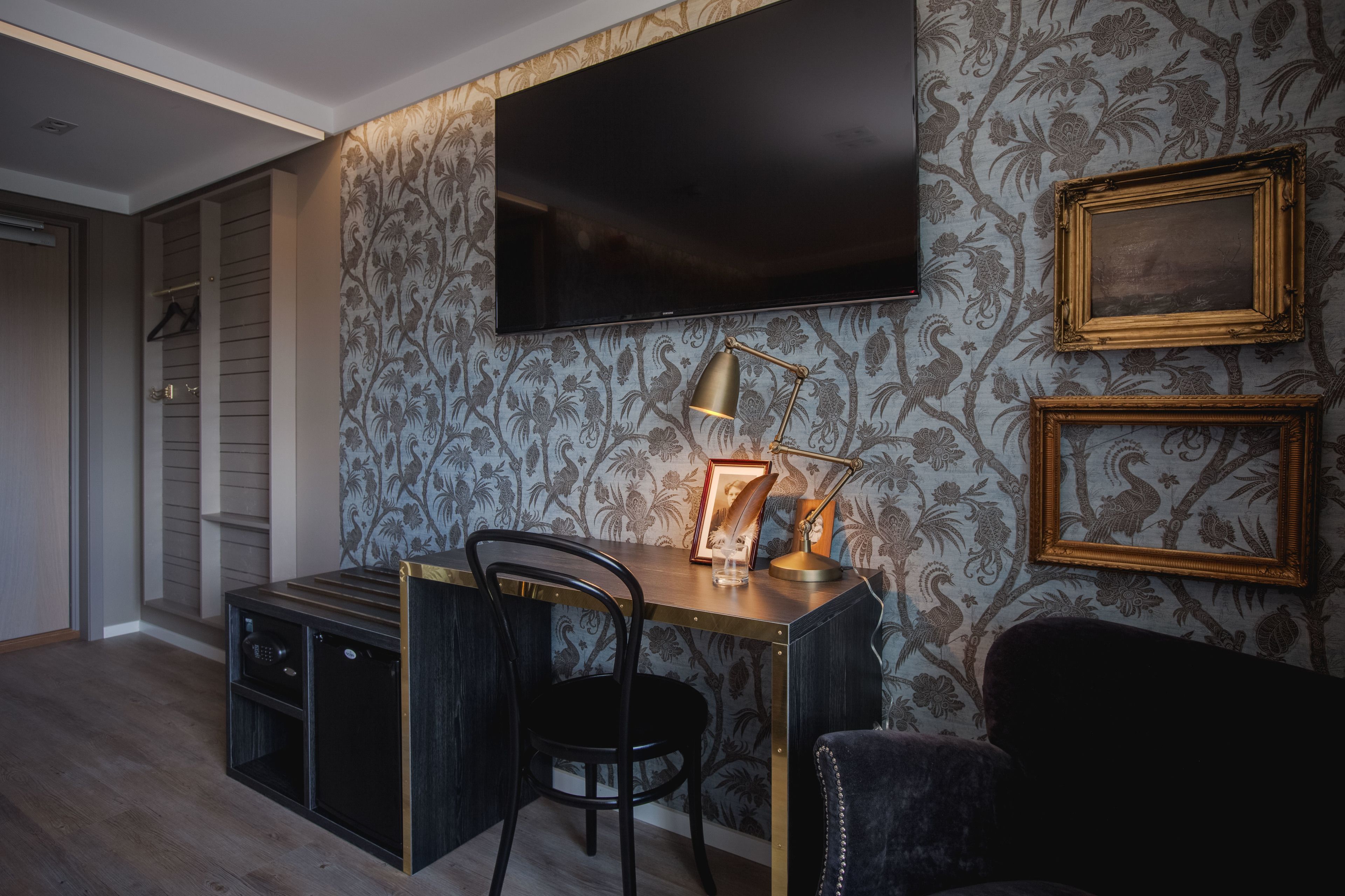 deluxe twin room | television