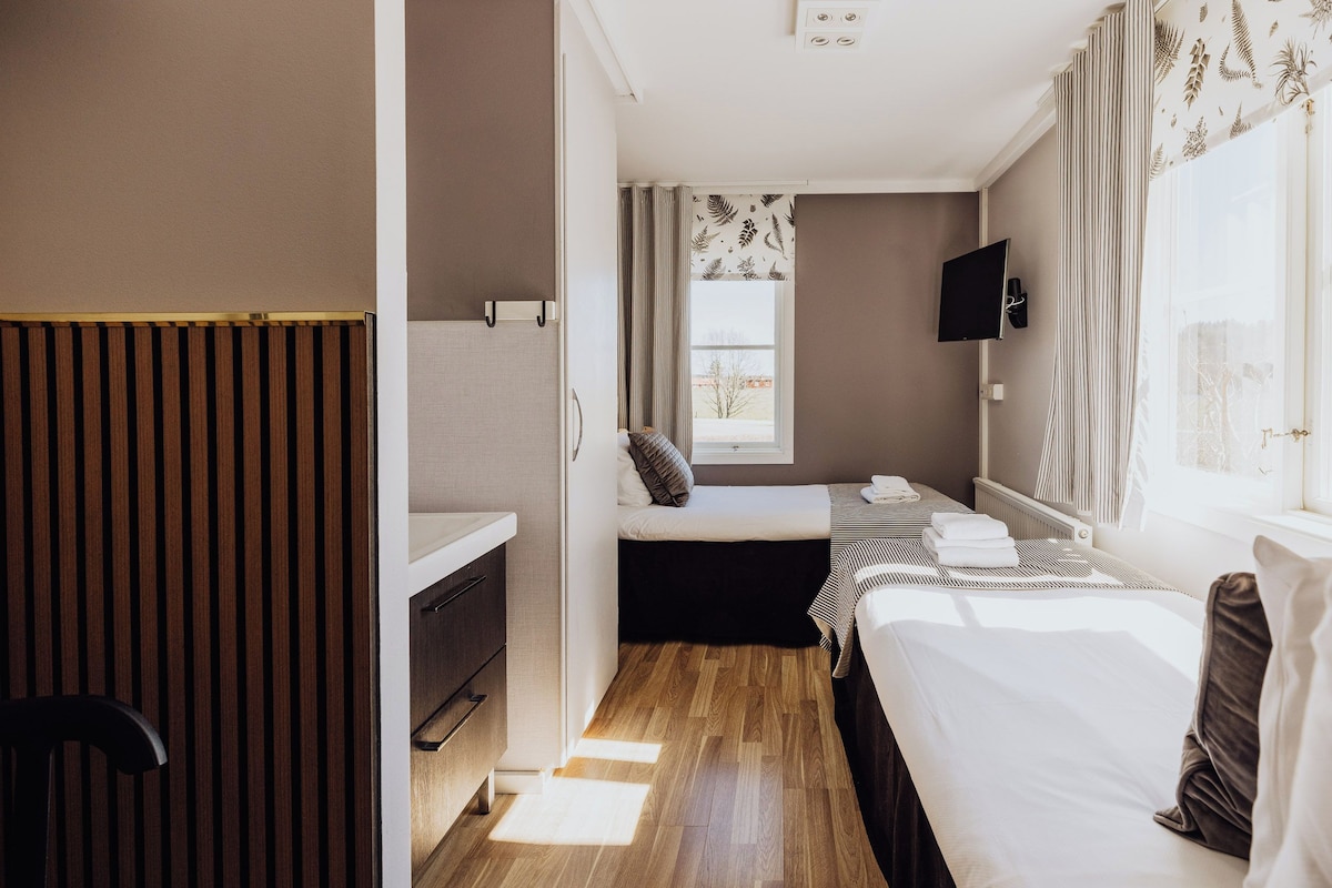 Standardzimmer, 2 Einzelbetten (Bathroom in hallway) | Verdunkelungsvorhänge, kostenloses WLAN, individuell dekoriert