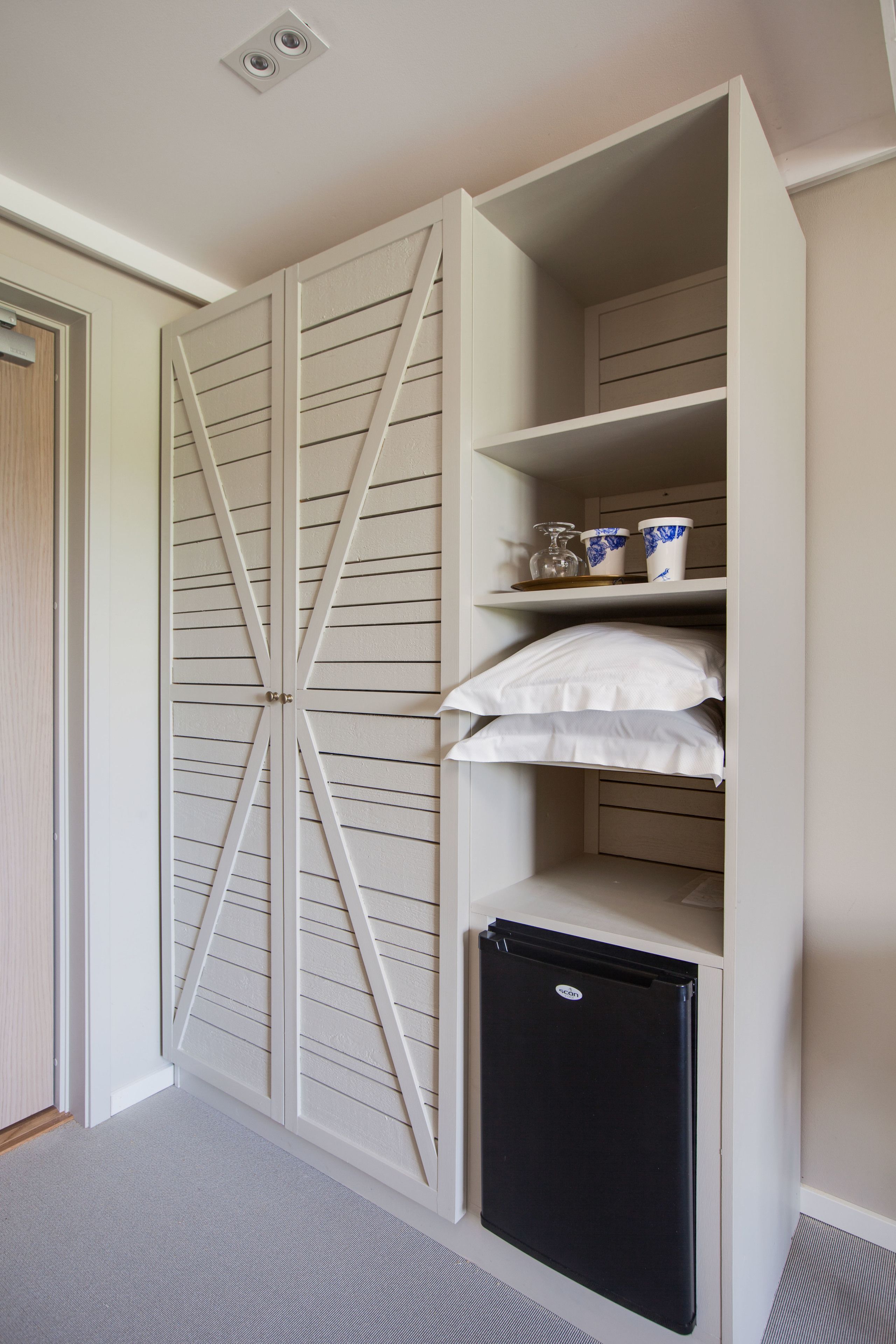 deluxe double room | living area | flat-screen tv