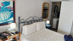 Leilighet – comfort, 1 queensize-seng | Strykejern/-brett og sengetøy